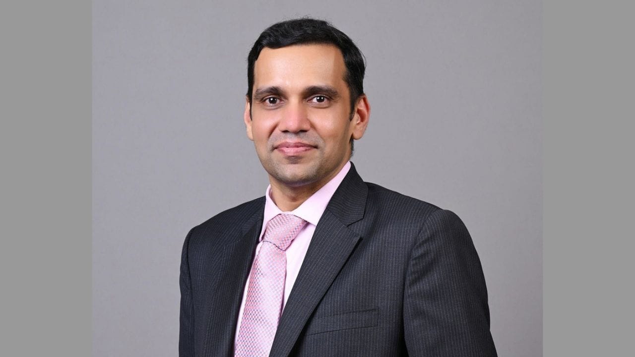 કંપનીના સીઇઓ અને મેનેજિંગ ડિરેક્ટર Hitesh Sethiaએ જણાવ્યું હતું કે, “અમે 2026 સુધીમાં વીમા વ્યવસાય શરૂ કરવાની આશા રાખીએ છીએ, જે સંપૂર્ણપણે નિયમનકારી મંજૂરીઓ પર આધારિત રહેશે.” તેમણે વધુમાં ઉમેર્યું કે કંપની આ ક્ષેત્રમાં વૈશ્વિક ભાગીદાર Allianz સાથે મળીને કામ કરશે. મહત્વનું છે કે JFS પહેલેથી જ પુનર્વીમા ક્ષેત્રમાં પ્રવેશ કરી ચૂકી છે અને હવે તે પોતાના વીમા વ્યવસાયને મજબૂત બનાવવા માટે ટીમ બિલ્ડિંગ અને ભરતી પ્રક્રિયા પર ધ્યાન કેન્દ્રિત કરી રહી છે.