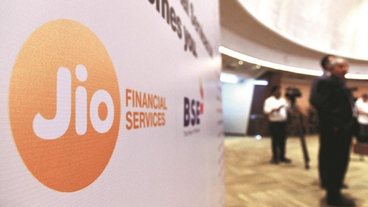 જો Jio Financial Services વીમા ક્ષેત્રમાં પ્રવેશ કરશે, તો તેને દેશની મોટી કંપનીઓ સાથે કઠોર સ્પર્ધાનો સામનો કરવો પડશે. આમાં Tata Group, Bajaj Finserv, Life Insurance Corporation of India, તેમજ SBI અને HDFC જેવી સ્થાપિત કંપનીઓનો સમાવેશ થાય છે.