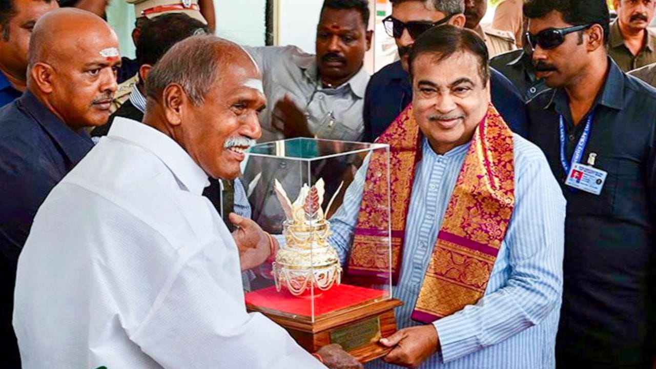 તેમણે અગાઉ 2001 થી 2006 સુધી પુડુચેરીના છેલ્લા મુખ્યમંત્રી તરીકે અને 2006 થી 2008 સુધી પુડુચેરીના પ્રથમ મુખ્યમંત્રી તરીકે ભારતીય રાષ્ટ્રીય કોંગ્રેસના સભ્ય તરીકે અને ફરી 2011 થી 2016 સુધી પોતાની પાર્ટી, ઓલ ઈન્ડિયા એન.આર. કોંગ્રેસના સભ્ય તરીકે સેવા આપી હતી.