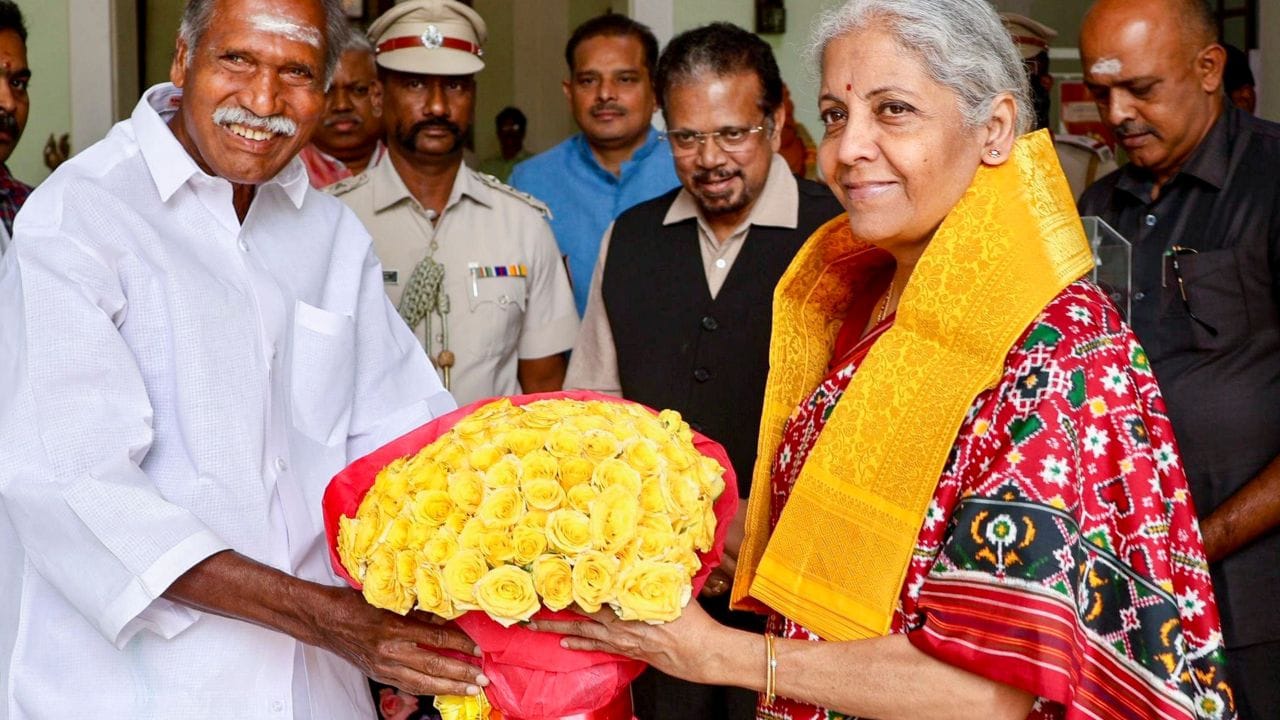 તેમણે ટાગોર આર્ટ્સ કોલેજમાંથી વાણિજ્યમાં સ્નાતકની ડિગ્રી અને પુડુચેરીની ડૉ. આંબેડકર સરકારી કાયદા કોલેજ (એન. રંગાસ્વામી શિક્ષણ)માંથી બી.એલ.ની ડિગ્રી મેળવી છે.