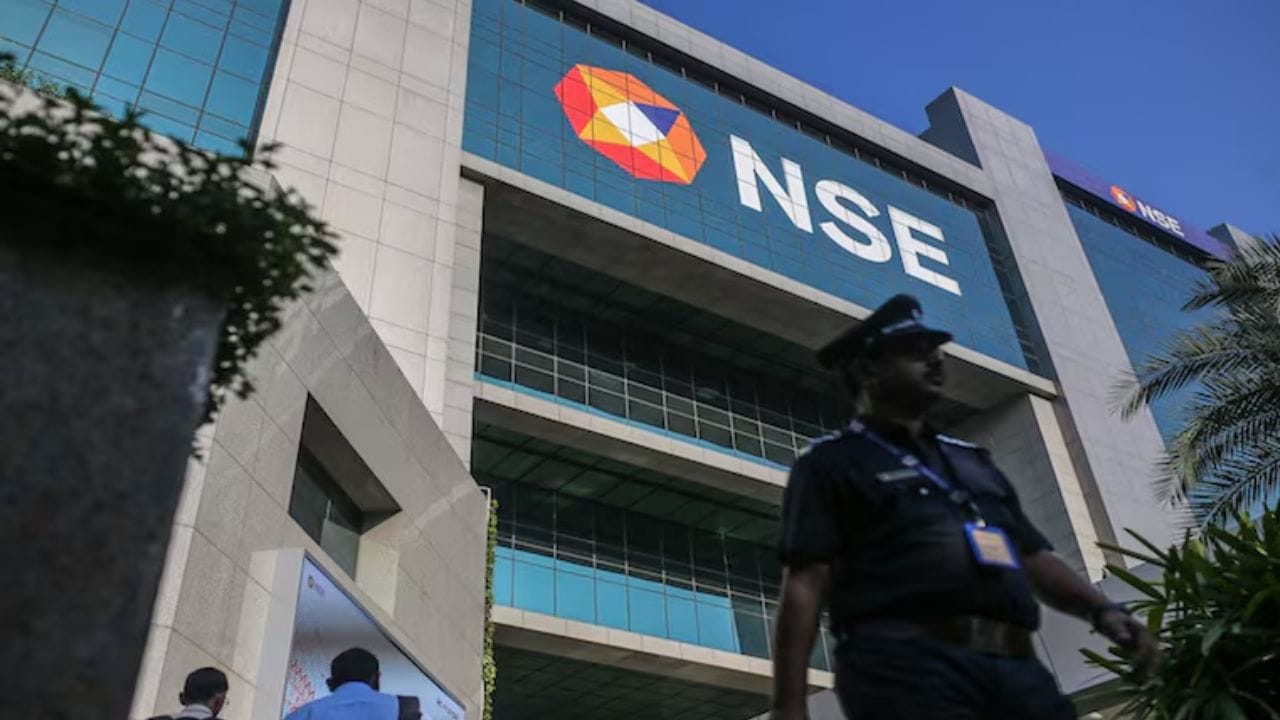 10 રોકાણકારો હિસ્સો વેચશે : NSE IPO સંપૂર્ણપણે ઓફર ફોર સેલ (OFS) હશે; આનો અર્થ એ છે કે કંપની કોઈ નવી મૂડી એકત્ર કરશે નહીં. આ વ્યવસ્થા હેઠળ, સ્ટેટ બેંક ઓફ ઇન્ડિયા (SBI) સહિત 10 હાલના રોકાણકારો કુલ 14.89 કરોડ શેર વેચશે. શેર વેચાણમાંથી મળેલી સંપૂર્ણ રકમ આ રોકાણકારોને જશે.