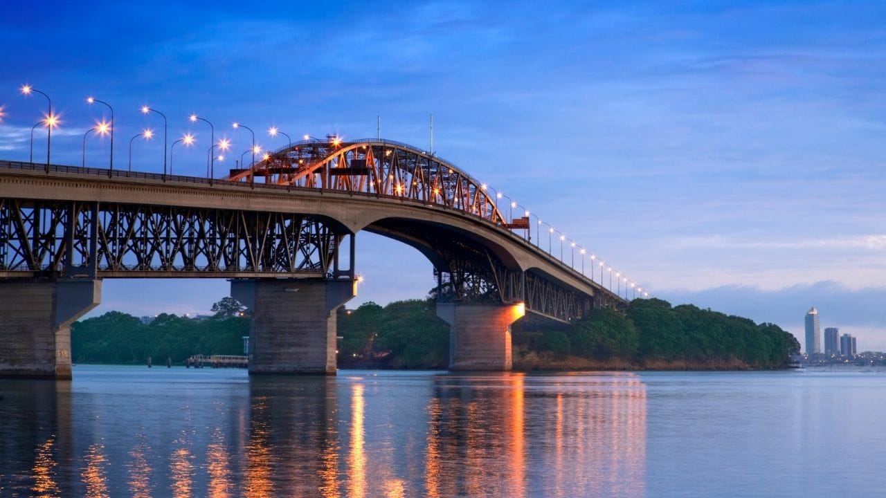 ન્યુઝીલેન્ડમાં અભ્યાસ પૂર્ણ કર્યા પછી વિદ્યાર્થીઓને કામનો અનુભવ મેળવવા માટે પોસ્ટ-સ્ટડી વર્ક વિઝા આપવામાં આવે છે. આ વિઝા દ્વારા તેઓ દેશમાં રહીને નોકરી શોધી શકે છે અને કામનો અનુભવ મેળવી શકે છે. અત્યાર સુધી આ વિઝા મુખ્યત્વે બેચલર અને માસ્ટર ડિગ્રી ધરાવતા વિદ્યાર્થીઓને જ આપવામાં આવતો હતો, જ્યારે સર્ટિફિકેટ અથવા ડિપ્લોમા ધરાવતા વિદ્યાર્થીઓને મર્યાદિત તક મળતી હતી.