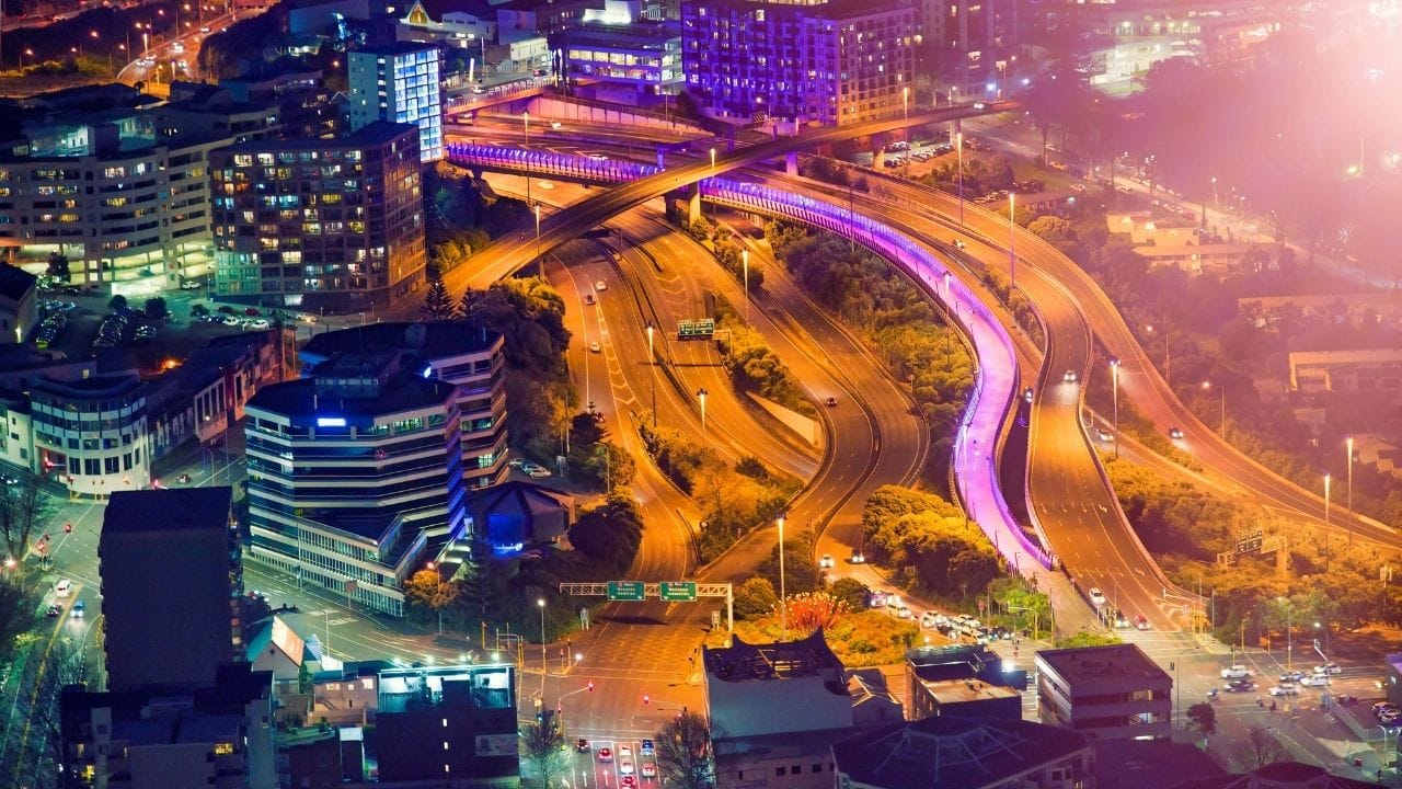 જો વિદ્યાર્થીઓ આ 6 મહિનામાં નોકરી મેળવવામાં સફળ થાય છે, તો તેઓ કંપની દ્વારા સ્પોન્સર કરાયેલ વર્ક વિઝા માટે અરજી કરી શકશે. આ પગલાનો હેતુ ન્યુઝીલેન્ડમાં કુશળ કાર્યબળની જરૂરિયાતોને પૂર્ણ કરવાનો અને વિદેશી વિદ્યાર્થીઓને દેશમાં જ રોકી રાખવાનો છે. આ વિઝા માટે લાયકાત મેળવવા માટે વિદ્યાર્થીઓ પાસે ન્યુઝીલેન્ડ ક્વોલિફિકેશન એન્ડ આઇડેન્ટિટી ફ્રેમવર્ક અનુસાર લેવલ 5 થી 7 સુધીની લાયકાત હોવી જરૂરી છે. તેમાં સર્ટિફિકેટ, ડિપ્લોમા, બેચલર ડિગ્રી, ગ્રેજ્યુએટ સર્ટિફિકેટ અને ગ્રેજ્યુએટ ડિપ્લોમાનો સમાવેશ થાય છે.