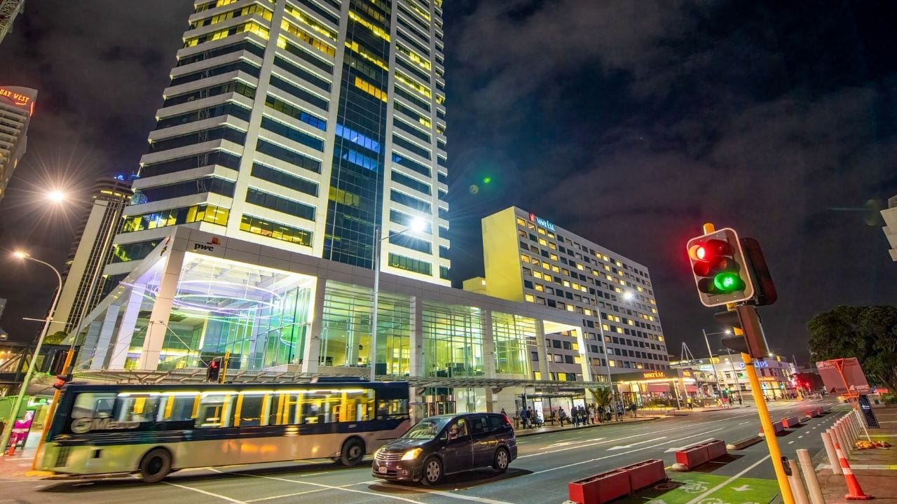 લેવલ 5 થી 7ના અભ્યાસક્રમ માટે ઓછામાં ઓછા 24 અઠવાડિયા સુધી ન્યુઝીલેન્ડમાં પૂર્ણ સમયનો અભ્યાસ કરવો ફરજિયાત રહેશે. આ કોર્સ અંગ્રેજી ભાષા, ફાઉન્ડેશન અથવા બ્રિજિંગ કોર્સ ન હોવા જોઈએ. સામાન્ય રીતે ઘણા સર્ટિફિકેટ કોર્સ 24 અઠવાડિયા એટલે કે લગભગ 6 મહિનામાં પૂર્ણ થાય છે.