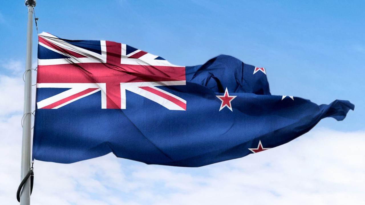 સરકારે પોસ્ટ-સ્ટડી વર્ક વિઝા માટેની કેટલીક આવશ્યકતાઓમાં પણ ફેરફાર કર્યો છે. 2026ના અંતથી લેવલ 7 ગ્રેજ્યુએટ ડિપ્લોમા પૂર્ણ કરનારા વિદ્યાર્થીઓ પણ વર્ક વિઝા માટે અરજી કરી શકશે. જોકે, તેમને સાબિત કરવું પડશે કે તેમની પાસે બેચલર ડિગ્રી છે, જે ન્યુઝીલેન્ડ અથવા અન્ય કોઈ દેશની માન્ય યુનિવર્સિટીમાંથી હોઈ શકે છે.