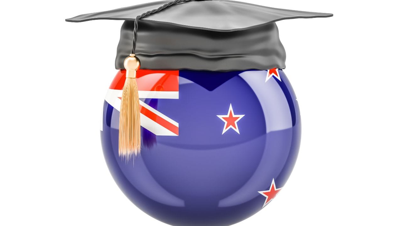 અરજદારે ન્યુઝીલેન્ડમાં સંપૂર્ણ ગ્રેજ્યુએટ ડિપ્લોમા પૂર્ણ કરવો ફરજિયાત રહેશે અને અરજી સમયે પોતાની બેચલર ડિગ્રીના દસ્તાવેજો રજૂ કરવા પડશે. આ બદલાવથી ડિપ્લોમા ધારકોને તેમના અભ્યાસના સમયગાળા જેટલા સમય માટે વર્ક વિઝા મળવાની શક્યતા રહેશે. હાલમાં મોટી સંખ્યામાં ભારતીય વિદ્યાર્થીઓ ન્યુઝીલેન્ડમાં અભ્યાસ કરી રહ્યા છે. નવા નિયમો લાગુ થયા બાદ વિદેશમાં અભ્યાસ કરવાની યોજના બનાવી રહેલા વિદ્યાર્થીઓ માટે ન્યુઝીલેન્ડ વધુ આકર્ષક ગંતવ્ય બની શકે છે.