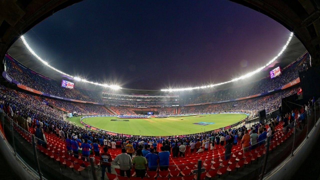  નરેન્દ્ર મોદી સ્ટેડિયમ એ એક ભારતીય ક્રિકેટ સ્ટેડિયમ છે જે ગુજરાતના અમદાવાદના મોટેરામાં સરદાર વલ્લભભાઈ પટેલ સ્પોર્ટ્સ એન્ક્લેવની અંદર આવેલું છે. આ વિશ્વનું સૌથી મોટું અને એકંદરે બીજા ક્રમનું સૌથી મોટું ક્રિકેટ સ્ટેડિયમ છે, જેમાં 132,000 દર્શકોની બેઠક ક્ષમતા છે.