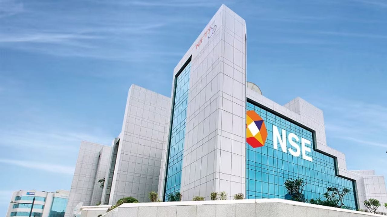 NSE લિમિટેડે તેના IPO માટે તૈયારીઓ તેજ કરી છે અને લગભગ 20 મર્ચન્ટ બેન્કર્સની પસંદગી કરી છે. મીડિયા અહેવાલો અનુસાર, હાલના શેરધારકો OFS (ઓફર ફોર સેલ) દ્વારા તેમના આશરે 4.5% થી 5% હિસ્સા વેચી શકે છે. આ કારણે, આ IPO દલાલ સ્ટ્રીટ પરના સૌથી મોટા IPOમાંનો એક બની શકે છે.