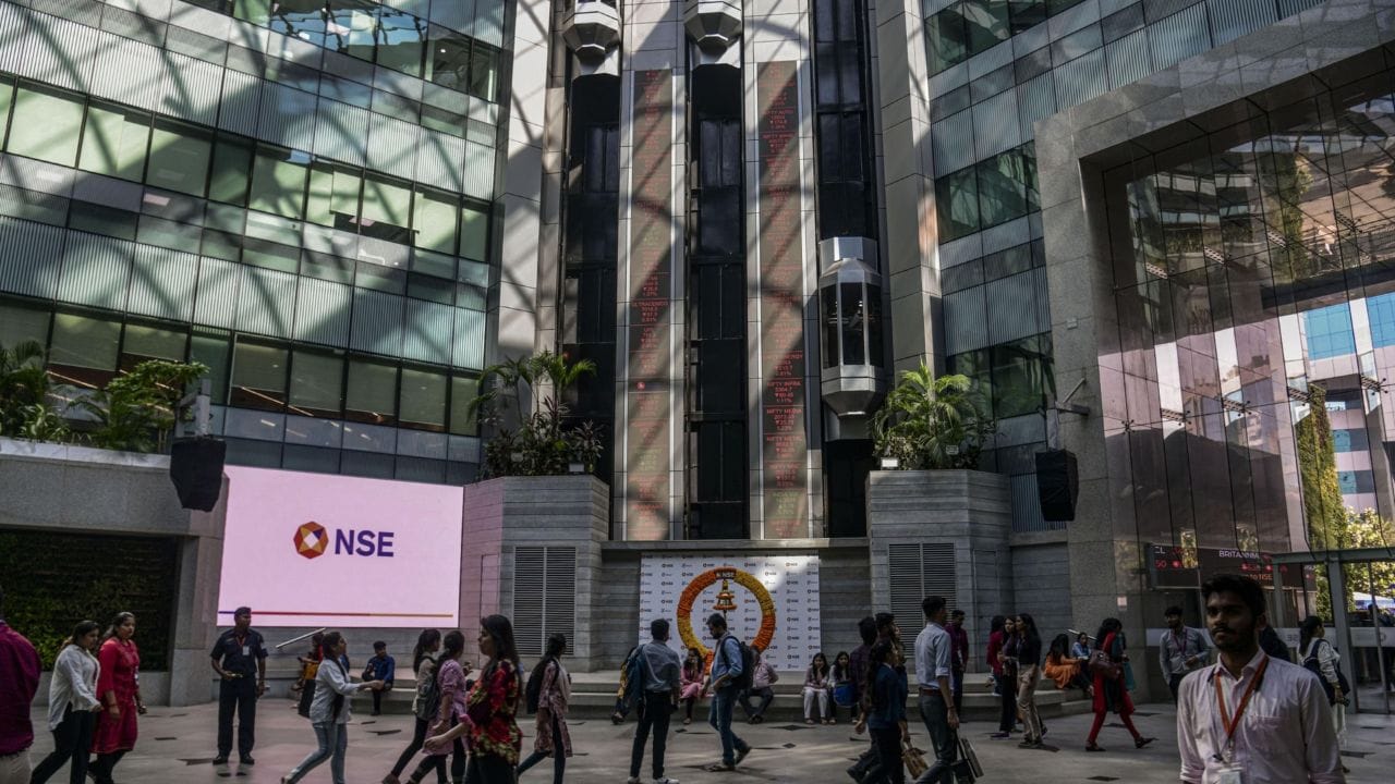 હાલમાં અનલિસ્ટેડ માર્કેટમાં NSEના શેરની કિંમત ₹1,900 થી ₹1,925 વચ્ચે ટ્રેડ થઈ રહી છે, જ્યારે એક સમયે તે ₹2,150 સુધી પહોંચી હતી. રોકાણકારોમાં આ IPOને લઈને ભારે ઉત્સાહ જોવા મળી રહ્યો છે. વિશ્લેષકોના મતે, NSEનું બજાર મૂલ્ય ₹4.7 લાખ કરોડથી ₹5 લાખ કરોડ વચ્ચે હોઈ શકે છે.