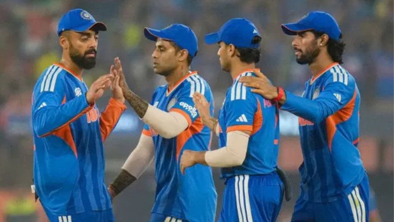 2011ના ODI વર્લ્ડ કપમાં, ટીમ ઈન્ડિયા ચેમ્પિયન બનનારી પહેલી હોમ ટીમ બની. કોઈ પણ ઘરઆંગણેની ટીમે ક્યારેય T20 વર્લ્ડ કપ જીત્યો નથી. ટીમ ઈન્ડિયા પાસે તે તક છે. જો તેઓ 2011ના ODI વર્લ્ડ કપના ઇતિહાસનું પુનરાવર્તન કરે છે, તો તેઓ T20 વર્લ્ડ કપ જીતનાર પહેલી ઘરઆંગણેની ટીમ પણ બની શકે છે.