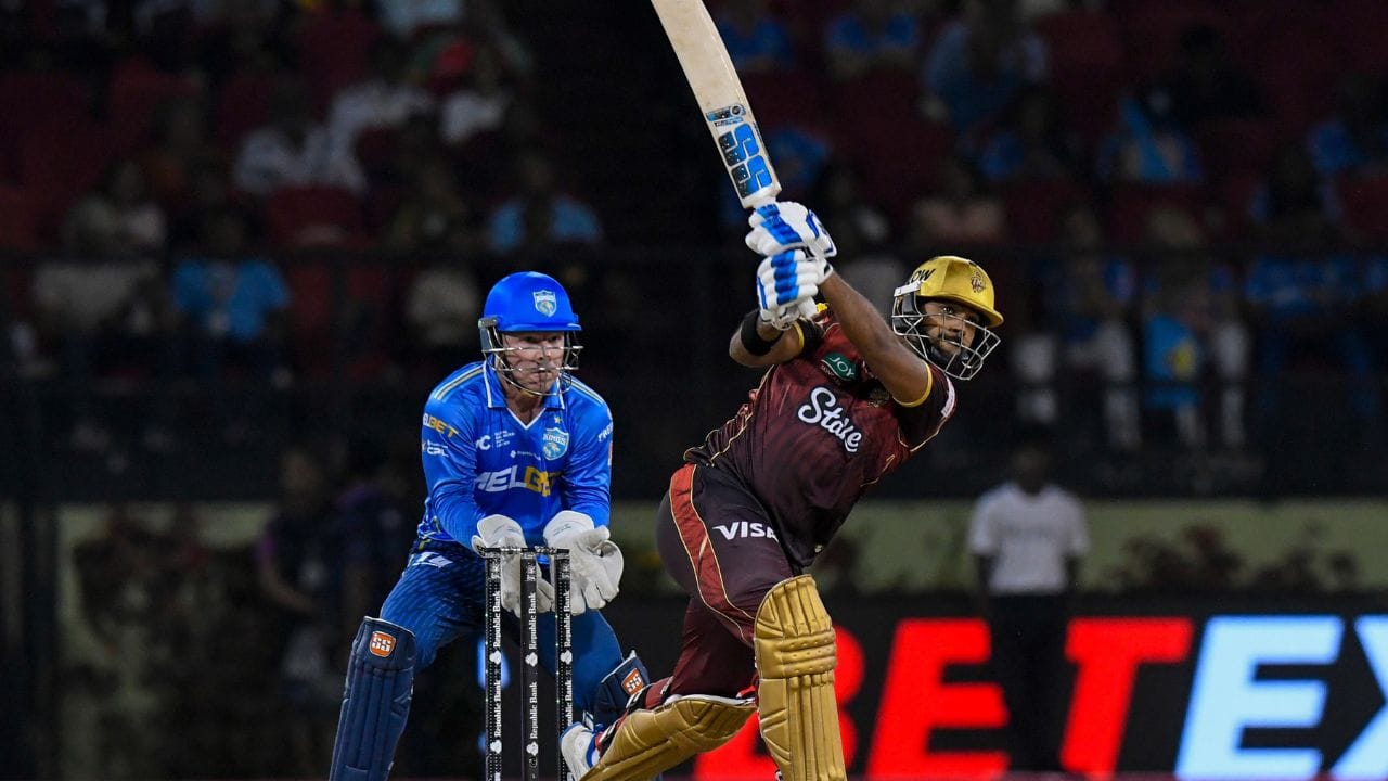 નિકોલસ પૂરન: ક્રિસ ગેલ અને કીરોન પોલાર્ડની વિરાસતને જો કોઈ ખેલાડી ખરા અર્થમાં આગળ વધારી રહ્યો હોય તો તે નિકોલસ પૂરન છે. લખનૌ સુપર જાયન્ટ્સ માટે પૂરન એક ફિનિશર અને એન્કર બંનેની ભૂમિકા ભજવે છે. તેની સ્નાયુબદ્ધ તાકાત તેને મેદાનના કોઈપણ ખૂણે છગ્ગા મારવામાં મદદ કરે છે. નિકોલસ પૂરન ગયા સિઝનમાં, લખનૌ સુપર જાયન્ટ્સના આ બેટ્સમેનએ સૌથી વધુ 40 છગ્ગા ફટકાર્યા હતા. આ વખતે પણ પૂરન છગ્ગા મારવાની દોડમાં આગળ વધવાનો પ્રયાસ કરશે.