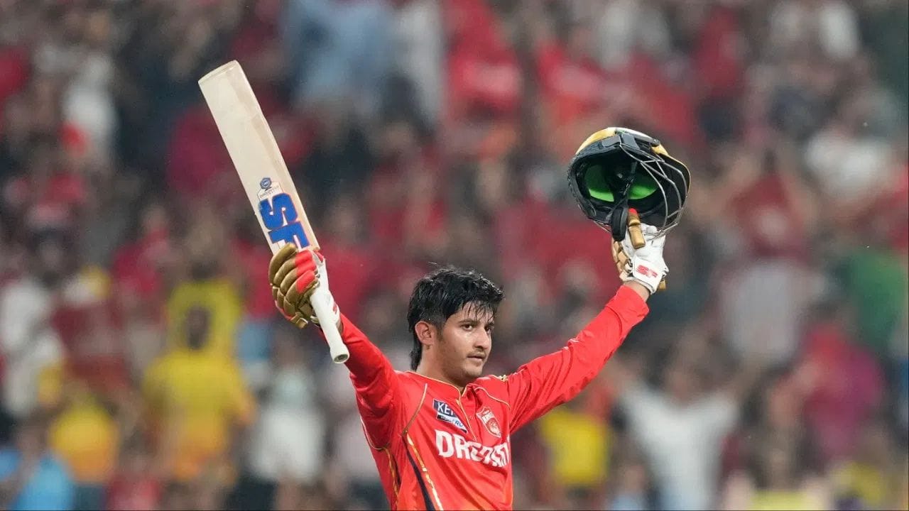 પ્રથમ બેટિંગ કરતા પંજાબ કિંગ્સે ઓપનર પ્રિયાંશ આર્યની અડધી સદીની મદદથી 20 ઓવરમાં 219 રન બનાવ્યા. પ્રિયાંશે 42 બોલમાં 103 રન બનાવ્યા, જેમાં નવ છગ્ગા સામેલ હતા. ચેન્નાઈ ફક્ત 201 રન જ બનાવી શક્યું.