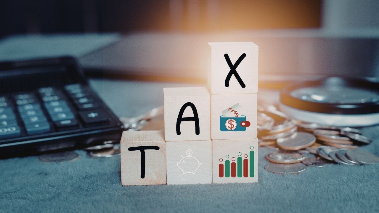 PPF અને સુકન્યા સમૃદ્ધિ યોજના બંનેમાં રોકાણ કરવાથી આવકવેરા કાયદાની કલમ 80C હેઠળ કરમાં રાહત મળે છે. આ કલમ હેઠળ તમે એક નાણાકીય વર્ષમાં ₹1.5 લાખ સુધીના રોકાણ પર ટેક્સ છૂટ મેળવી શકો છો, જેના કારણે તમારી કરપાત્ર આવકમાં ઘટાડો થાય છે.