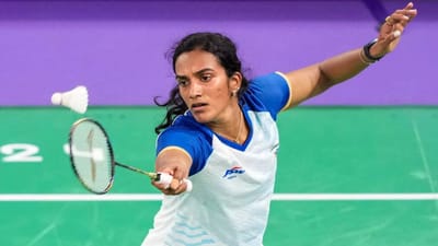 ભારતીય બેડમિન્ટન સ્ટાર પીવી સિંધુએ મધ્ય પૂર્વમાં વધી રહેલા તણાવને કારણે ઓલ ઈંગ્લેન્ડ ઓપનમાંથી ખસી જવાનો નિર્ણય લીધો છે. બે વખતની ઓલિમ્પિક મેડલ વિજેતા અને ભૂતપૂર્વ વિશ્વ ચેમ્પિયન સિંધુ છેલ્લા કેટલાક દિવસોથી દુબઈમાં ફસાયેલી હતી, જ્યાં અમેરિકા, ઈઝરાયલ અને ઈરાન વચ્ચેના યુદ્ધને કારણે હવાઈ યાત્રા બંધ હતી અને ઘણી ફ્લાઇટ્સ રદ કરવામાં આવી હતી. જો કે સિંધુ હવે સુરક્ષિત રીતે બેંગલુરુ પહોંચી ગઈ છે.