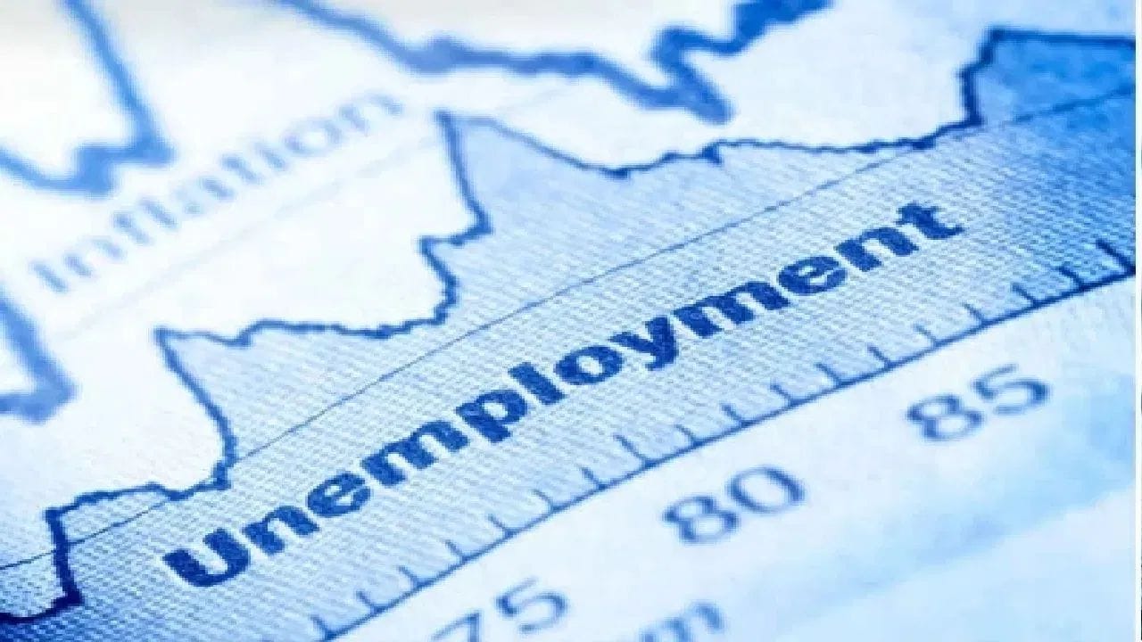 એક તાજેતરના અહેવાલમાં જણાવાયું છે કે, પાકિસ્તાન ટૂંકાગાળાના રેમિટન્સ (વિદેશથી આવતા નાણાં) અને બાહ્ય મદદ પર અતિશય નિર્ભરતાને કારણે જોખમી આર્થિક જાળમાં ફસાઈ રહ્યું છે. રિપોર્ટ અનુસાર, પાકિસ્તાનના GDP માં રેમિટન્સનો હિસ્સો લગભગ 10 ટકા સુધી પહોંચી ગયો છે, જે નિકાસ આવકની બરાબર થઈ ગયો છે. આના કારણે બંધ પડેલી ફેક્ટરીઓ, ઊંચી બેરોજગારી અને ઉત્પાદન ક્ષમતાનો ઓછો ઉપયોગ જેવી આર્થિક નબળાઈઓ છુપાઈ રહી છે. રિપોર્ટમાં જણાવાયું છે કે, વર્ષ 1958 થી અત્યાર સુધીમાં પાકિસ્તાન 26 વખત ઇન્ટરનેશનલ મોનેટરી ફંડ (IMF) ના પ્રોગ્રામમાં જોડાઈ ચૂક્યું છે, જે દુનિયામાં સૌથી વધુ છે. આ કાર્યક્રમો હેઠળ પાકિસ્તાનને અત્યાર સુધીમાં 34 અબજ ડોલરથી વધુની મદદ મળી છે.