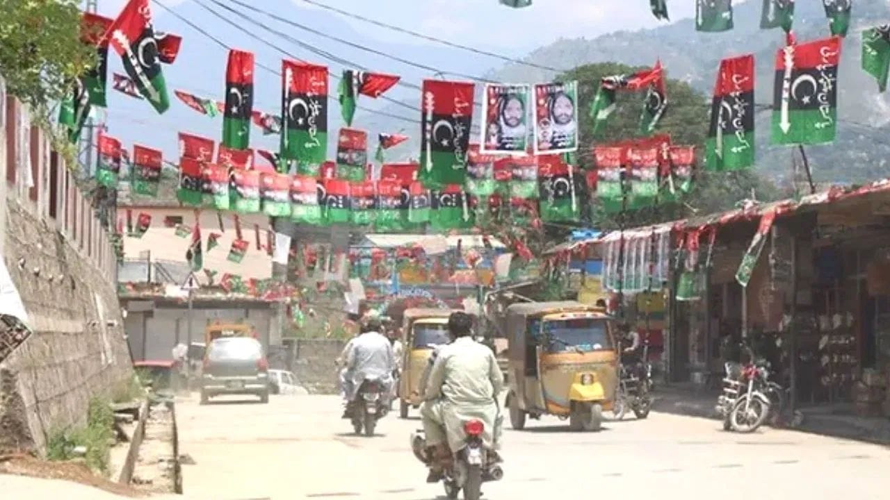 પાકિસ્તાન બ્યુરો ઓફ સ્ટેટિસ્ટિક્સ (PBS) મુજબ, 11 માર્ચે પૂરા થયેલા સપ્તાહમાં મોંઘવારીનો સૂચકાંક (SPI) 6.44% વધી ગયો છે. વાર્ષિક ધોરણે થયેલા આ વધારા પાછળ પેટ્રોલિયમ પેદાશો અને જીવનજરૂરી ખાદ્ય ચીજવસ્તુઓના ભાવમાં થયેલો તીવ્ર વધારો જવાબદાર હોવાનું કહેવાય છે. પાકિસ્તાનમાં ટૂંકાગાળાની મોંઘવારીનો મુખ્ય સૂચકાંક સેન્સિટિવ પ્રાઇસ ઇન્ડિકેટર (SPI) 1.89% વધ્યો છે, જે ઘરેલું વપરાશની મુખ્ય વસ્તુઓના ભાવમાં આવેલા ઉછાળાને દર્શાવે છે.