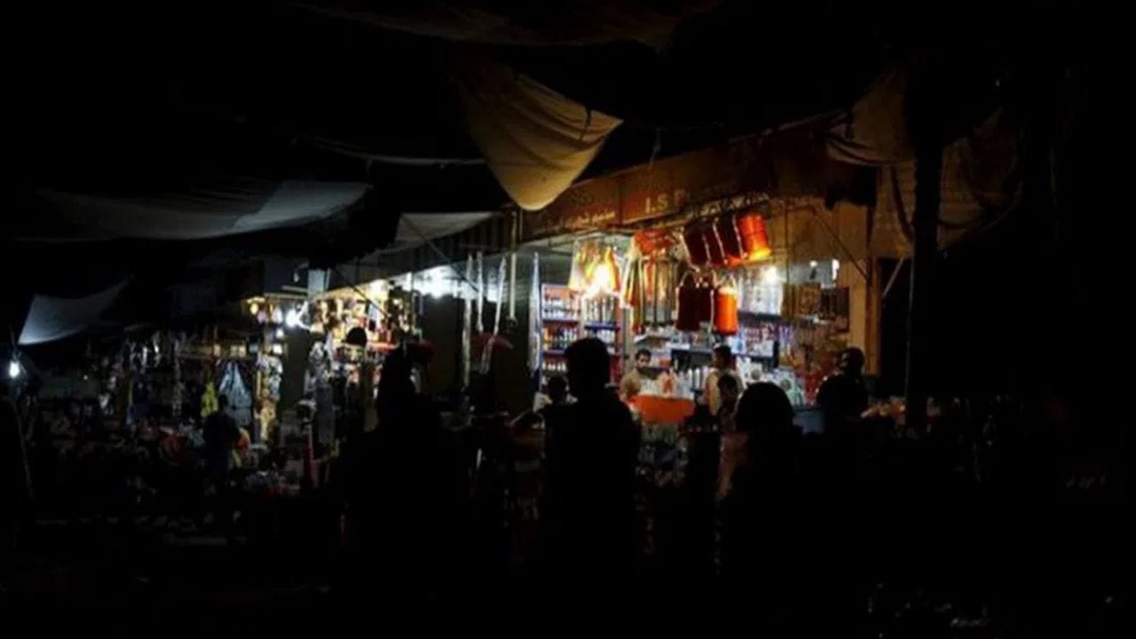 હાલના સમયે પાકિસ્તાનના કરાચી શહેરની વાત કરીએ તો, ત્યાં દૂધનો ભાવ 240 રૂપિયા/લિટર સુધી પહોંચી ગયો છે, જ્યારે બ્રેડની કિંમત 160 રૂપિયાની આસપાસ થઈ ગઈ છે. સફરજન 316 રૂપિયા અને નારંગી 280 રૂપિયા પ્રતિ કિલોના ભાવે વેચાઈ રહ્યા છે.