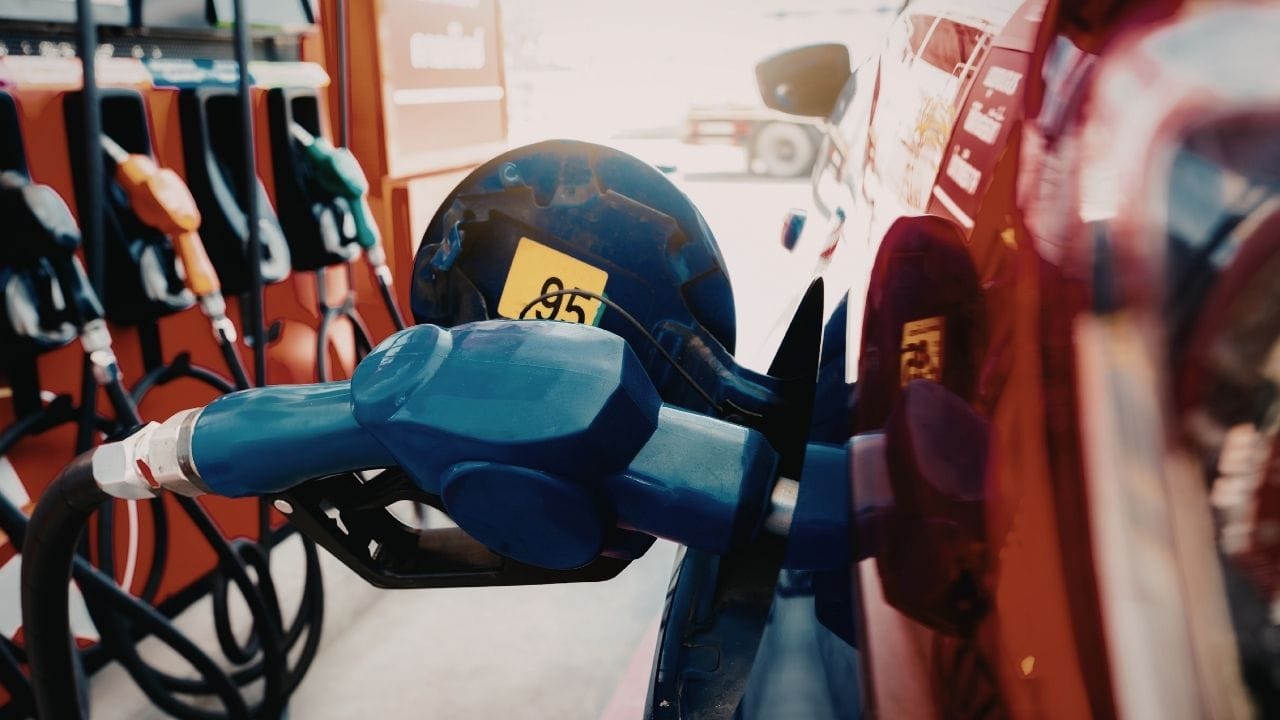 ભારતમાં પેટ્રોલ અને ડીઝલના સંગ્રહ માટે પેટ્રોલિયમ નિયમો 2002 લાગુ પડે છે. આ નિયમો અનુસાર, સામાન્ય વ્યક્તિ પોતાના વાહનની ટાંકીની ક્ષમતા મુજબ પેટ્રોલ અથવા ડીઝલ ખરીદી શકે છે. પરંતુ કન્ટેનરમાં ઇંધણ સંગ્રહ કરવા માટે ચોક્કસ મર્યાદા અને નિયમો નક્કી કરવામાં આવ્યા છે.