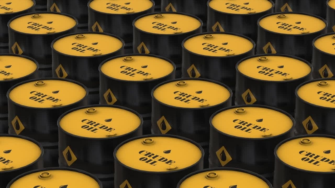 મધ્ય પૂર્વમાં વધી રહેલા તણાવ અને ઈરાન-ઈઝરાયલ વચ્ચે ચાલી રહેલા યુદ્ધના સમાચાર હવે સામાન્ય લોકોના જીવનને પણ અસર કરી રહ્યા છે. સોશિયલ મીડિયા પર ઘણા વીડિયો વાયરલ થઈ રહ્યા છે, જેમાં લોકો મોટી માત્રામાં પેટ્રોલ અને ડીઝલ ખરીદતા દેખાય છે. કેટલાક વીડિયોમાં લોકો કેન અને ડ્રમ લઈને પેટ્રોલ પંપ પર પહોંચતા દેખાય છે, જ્યારે કેટલાક વીડિયોમાં મોટી પાણીની ટાંકીમાં ડીઝલ ભરાતું પણ જોવા મળે છે. જોકે નિષ્ણાતો જણાવે છે કે હાલમાં પેટ્રોલ અને ડીઝલનો પુરવઠો સંપૂર્ણપણે સામાન્ય છે. તેમ છતાં આવા વાયરલ વીડિયો અને અફવાઓને કારણે લોકોમાં શંકા ઊભી થઈ છે કે શું ખરેખર ઇંધણની અછત સર્જાઈ શકે? સાથે જ લોકોમાં એક પ્રશ્ન પણ ઊભો થયો છે કે સામાન્ય વ્યક્તિ એક સમયે કેટલું પેટ્રોલ અથવા ડીઝલ ખરીદી અને ઘરે સંગ્રહ કરી શકે?