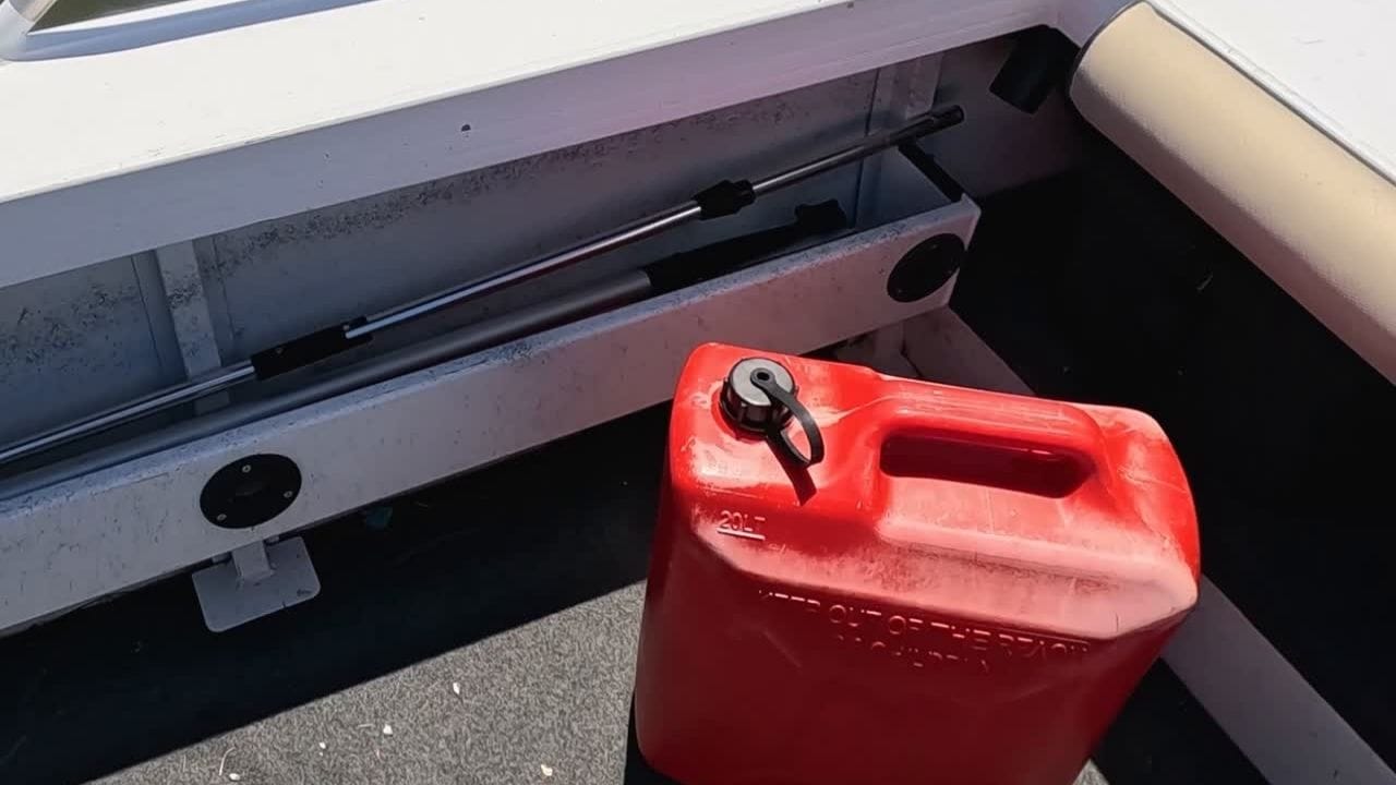 નિયમો મુજબ, કોઈપણ સામાન્ય વ્યક્તિ લાયસન્સ વિના પોતાના ઘરે વધુમાં વધુ 30 લિટર પેટ્રોલ અથવા ડીઝલ સંગ્રહ કરી શકે છે. આ ઇંધણ સુરક્ષિત અને મજબૂત કન્ટેનરમાં જ રાખવું જરૂરી છે. સામાન્ય રીતે આ કન્ટેનર ધાતુ અથવા ખાસ પ્રકારના મજબૂત પ્લાસ્ટિકમાંથી બનેલા હોવા જોઈએ અને તેને સારી રીતે સીલ કરેલા હોવા જોઈએ જેથી અકસ્માતનું જોખમ ઓછું રહે. સાથે જ, કન્ટેનરમાં ઇંધણ ભરતી વખતે થોડું ખાલી સ્થાન રાખવું પણ જરૂરી છે. આથી હવાનું પરિભ્રમણ રહે છે અને અંદર દબાણ વધવાનું જોખમ ટળે છે.