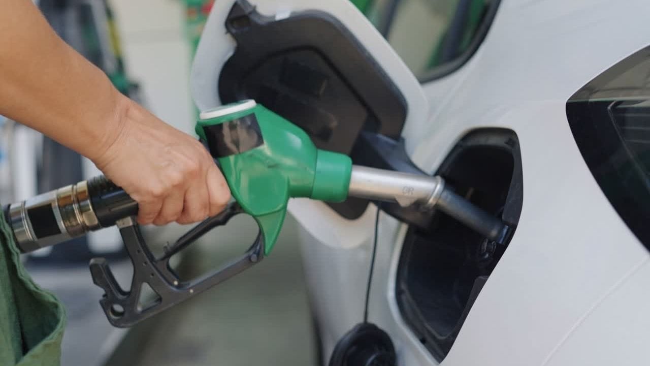 જો કોઈ વ્યક્તિને ઘરે 30 લિટરથી વધુ પેટ્રોલ અથવા ડીઝલ સંગ્રહ કરવાની જરૂર હોય, તો તેને સ્થાનિક પેટ્રોલિયમ સત્તાધિકારી પાસેથી પરવાનગી લેવી પડે છે. આ માટે યોગ્ય પ્રક્રિયા દ્વારા લાયસન્સ મેળવવું ફરજિયાત છે. જો કોઈ વ્યક્તિ લાયસન્સ વિના નિર્ધારિત મર્યાદા કરતાં વધુ ઇંધણ સંગ્રહ કરતા પકડાય છે, તો તેની સામે કાયદેસરની કાર્યવાહી થઈ શકે છે. પેટ્રોલિયમ એક્ટ 1934 અને પેટ્રોલિયમ રૂલ્સ 2002 મુજબ, પહેલી વાર નિયમોનો ભંગ કરવા પર એક મહિના સુધીની જેલ અથવા ₹1,000 સુધીનો દંડ, અથવા બંને સજા થઈ શકે છે.