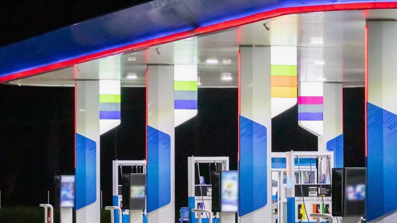 જો આપણે ભારત સાથે તેની તુલના કરીએ તો અહીં સ્થિતિ ઘણી સ્થિર છે. Delhi માં પેટ્રોલનો ભાવ હાલમાં આશરે ₹94.77 પ્રતિ લિટર છે, જ્યારે Lucknow માં તે ₹94.73 પ્રતિ લિટર આસપાસ છે. એટલે કે, અમેરિકાની તુલનામાં આ શહેરોમાં પેટ્રોલ લગભગ ₹5 પ્રતિ લિટર સસ્તુ છે.