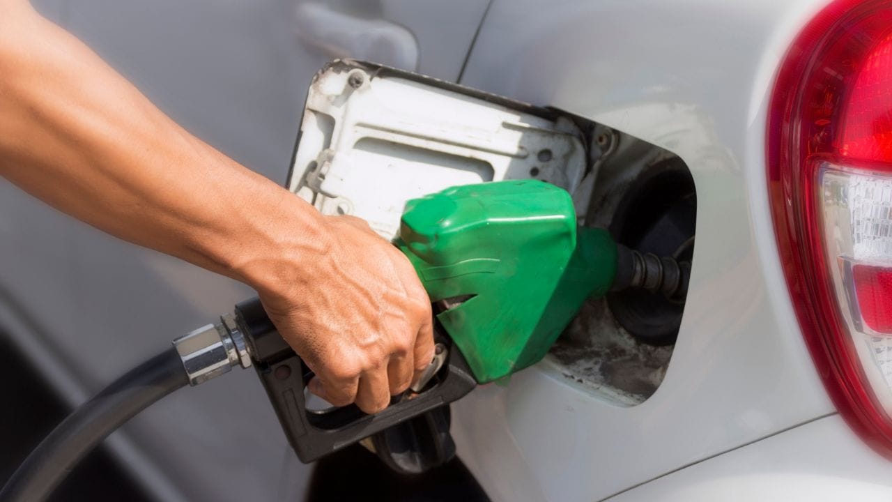 ત્રીજું પ્રીમિયમ પેટ્રોલ છે, જેમ કે XP95 અથવા પાવર પેટ્રોલ. તેનો ઓક્ટેન નંબર 95 અને 99 ની વચ્ચે છે. તે વધુ સારી પિકઅપ, ઓછું પ્રદૂષણ અને સરળ એન્જિન પ્રદર્શન પ્રદાન કરે છે. આ ખાસ કરીને ઉચ્ચ-પ્રદર્શન વાહનો માટે યોગ્ય છે જેને ઉચ્ચ-ગુણવત્તાવાળા ઇંધણની જરૂર હોય છે. આ એન્જિનના નૉકિંગને પણ ઘટાડે છે અને ડ્રાઇવિંગ અનુભવને સુધારે છે.