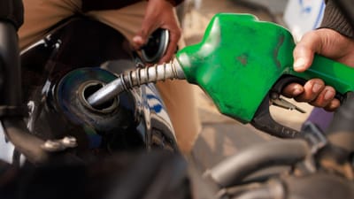 ભારતમાં પેટ્રોલના ભાવમાં વધારો થયો છે. જોકે ભાવ વધારો પ્રીમિયમ પેટ્રોલ પૂરતો મર્યાદિત છે. કેટલાક શહેરોમાં પ્રીમિયમ પેટ્રોલના ભાવમાં આશરે ₹2 થી ₹2.3 પ્રતિ લિટરનો વધારો થયો છે, જ્યારે નિયમિત પેટ્રોલ અને ડીઝલના ભાવમાં કોઈ ફેરફાર થયો નથી. આનાથી બે પ્રકારના પેટ્રોલ વચ્ચેના ભાવ તફાવતમાં વધુ વધારો થયો છે.