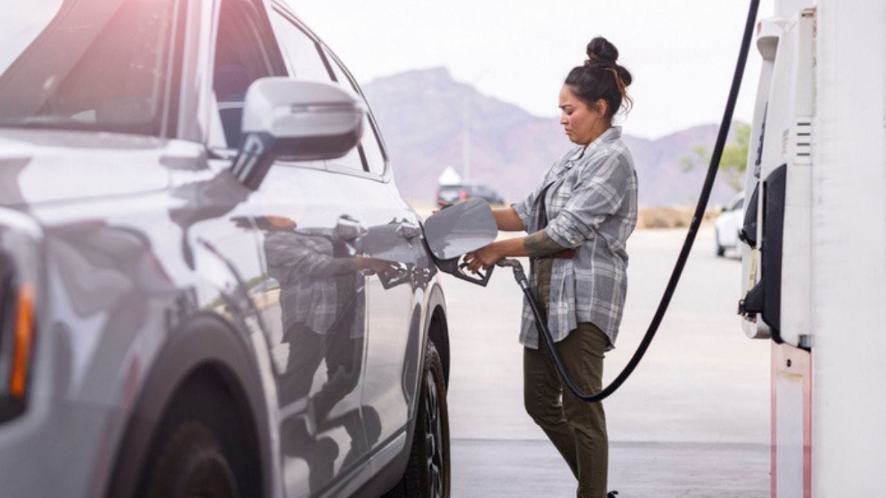 આ વધારો Indian Oil ના XP95 અને હિન્દુસ્તાન પેટ્રોલિયમ (Hindustan Petroleum) ના પાવર પેટ્રોલ જેવા હાઇ-ઓક્ટેન ઇંધણ પર લાગુ પડે છે. ડીલરોના મતે નવી કિંમતો આજથી લાગુ થઈ ગઈ છે, અને કેટલાક સ્થળોએ XP95 પ્રતિ લિટર લગભગ ₹101.80 મોંઘી થઈ ગઈ છે. HPCLનું પ્રીમિયમ પેટ્રોલ પણ એ જ રીતે મોંઘું થયું છે. દરમિયાન નિયમિત પેટ્રોલના ભાવ સ્થિર રહે છે.