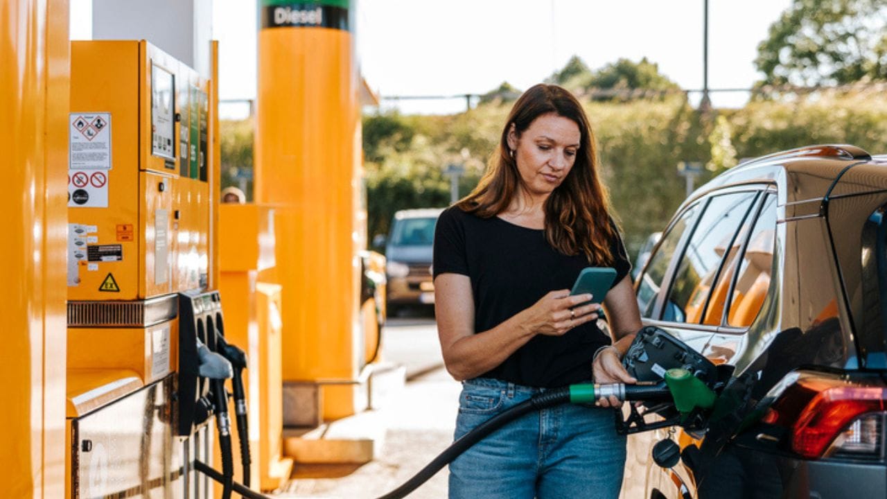 સામાન્ય અને પ્રીમિયમ પેટ્રોલ વચ્ચે શું તફાવત છે? : પ્રીમિયમ પેટ્રોલ અને નિયમિત પેટ્રોલ વચ્ચેનો તફાવત એ છે કે પ્રીમિયમ પેટ્રોલમાં હાઇ-ઓક્ટેનનું પ્રમાણ વધુ હોય છે, જે એન્જિનને વધુ સારી રીતે ચલાવે છે, કઠણતા ઘટાડે છે અને એન્જિનને સ્વચ્છ રાખે છે. આ ખાસ કરીને ઉચ્ચ-પ્રદર્શન એન્જિન માટે યોગ્ય છે. બીજી બાજુ નિયમિત પેટ્રોલમાં ઓક્ટેનનું પ્રમાણ ઓછું હોય છે અને તે મોટાભાગના રોજિંદા વાહનો માટે યોગ્ય છે. તે સસ્તું પણ છે, તેથી મોટાભાગના લોકો તેનો ઉપયોગ કરે છે.