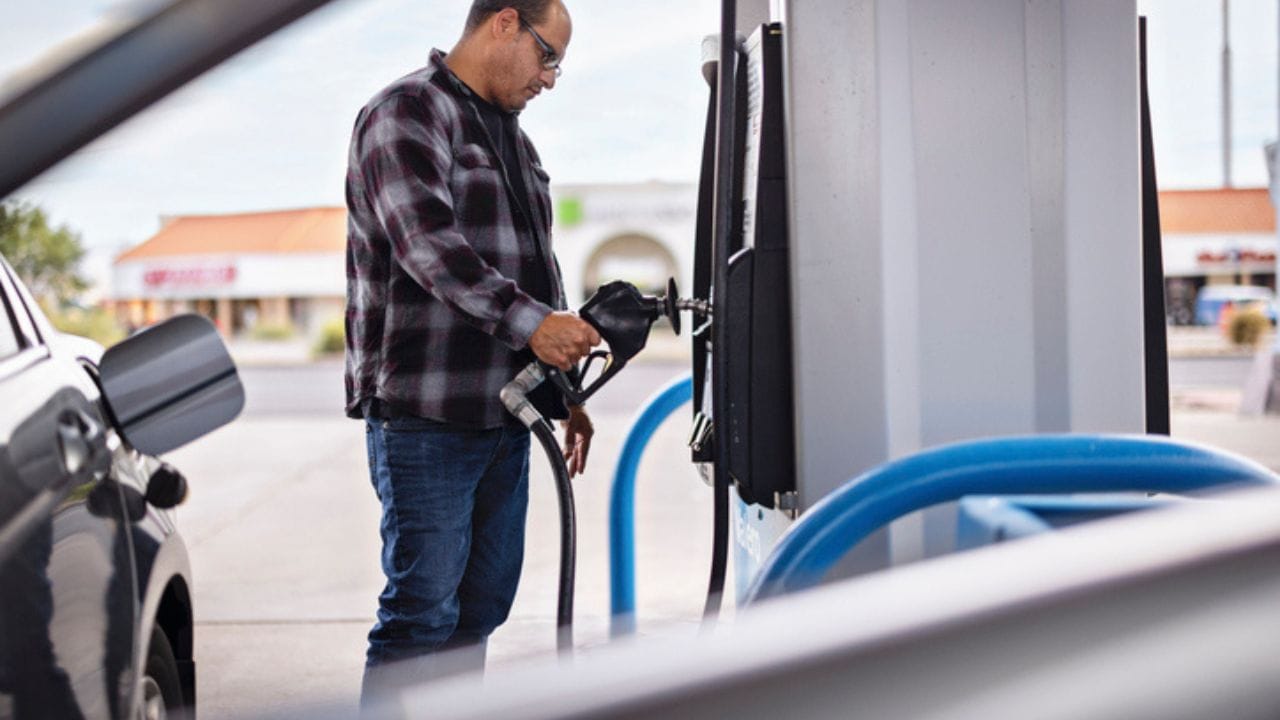 ઓક્ટેન નંબર શું છે? : પેટ્રોલનો ઓક્ટેન નંબર દર્શાવે છે કે એન્જિનમાં દહન દરમિયાન બળતણ 'નોકિંગ' કે ધડાકાનો કેટલી સારી રીતે પ્રતિકાર કરી શકે છે. ઓક્ટેન નંબર જેટલો ઊંચો હશે, પેટ્રોલ ઉચ્ચ દબાણનો સામનો કરી શકશે અને યોગ્ય સમયે બળી શકશે. આ ખાસ કરીને ઉચ્ચ-પ્રદર્શન વાહનો અથવા ટર્બો એન્જિન ધરાવતા વાહનો માટે મહત્વપૂર્ણ છે.