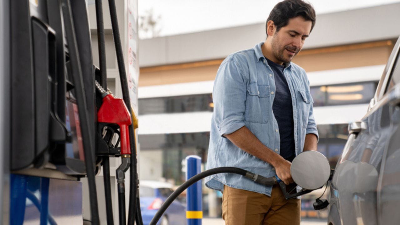 તમારી કાર માટે કયું પેટ્રોલ યોગ્ય છે? : પેટ્રોલ એન્જિનના પ્રદર્શન અને જીવનને અસર કરે છે. તમારા વાહનમાં તમારે કયા પ્રકારનું પેટ્રોલ વાપરવું જોઈએ તે એન્જિનની ડિઝાઇન અને કમ્પ્રેશન રેશિયો પર આધાર રાખે છે. મોટાભાગના પ્રમાણભૂત વાહનો માટે નિયમિત પેટ્રોલ યોગ્ય છે, પરંતુ જો તમારી પાસે ઉચ્ચ-પ્રદર્શન અથવા ટર્બો એન્જિન હોય, તો પ્રીમિયમ પેટ્રોલ વધુ સારું છે. કારના મેન્યુઅલમાં યોગ્ય પેટ્રોલ પ્રકારનો ઉલ્લેખ કરવામાં આવશે.
