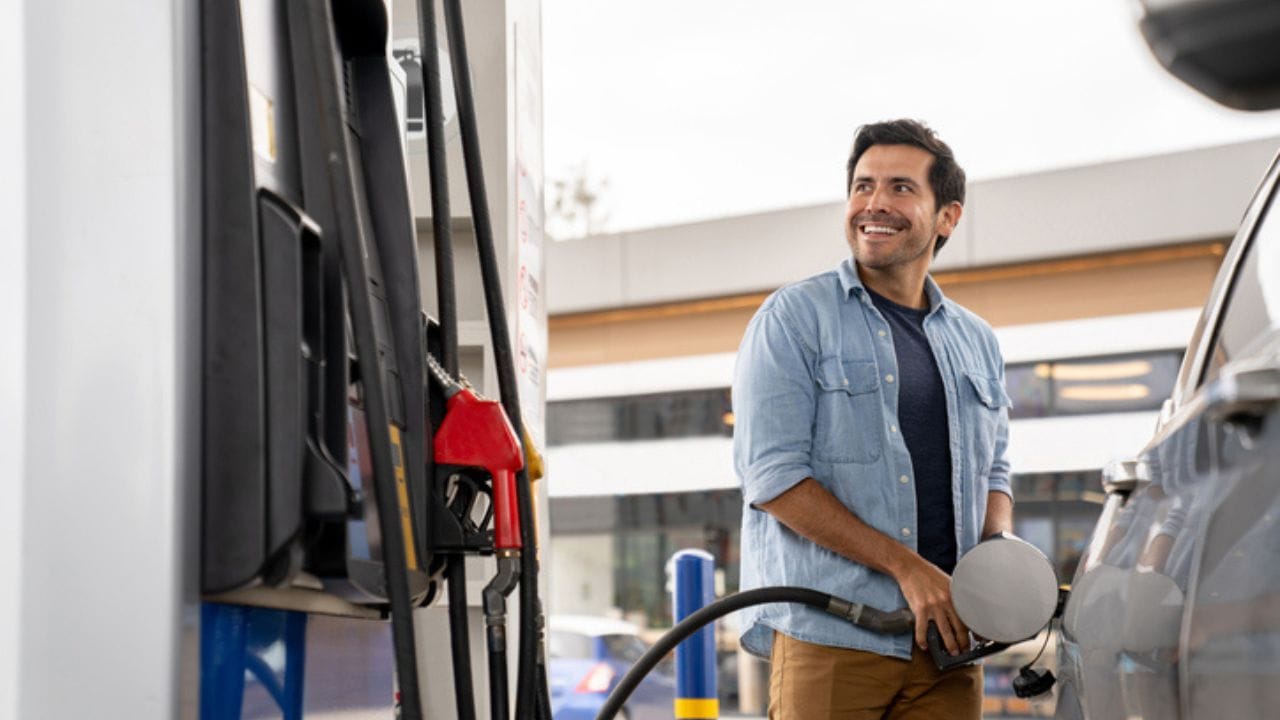 બીજું એક્સ્ટ્રા પ્રીમિયમ પેટ્રોલ છે. તેનો ઓક્ટેન નંબર 91 અને 93 ની વચ્ચે છે. તે એવા વાહનો માટે આદર્શ છે જેને સરળ દોડ અને વધુ સારા પ્રદર્શનની જરૂર હોય છે. તે એન્જિનના નૉકિંગ ઘટાડે છે અને વધુ કાર્યક્ષમ રીતે બળતણ બાળે છે, જે માઇલેજમાં પણ સુધારો કરી શકે છે. તે દરેક જગ્યાએ ઉપલબ્ધ નથી, પરંતુ પસંદગીના પેટ્રોલ પંપ પર ઉપલબ્ધ છે.