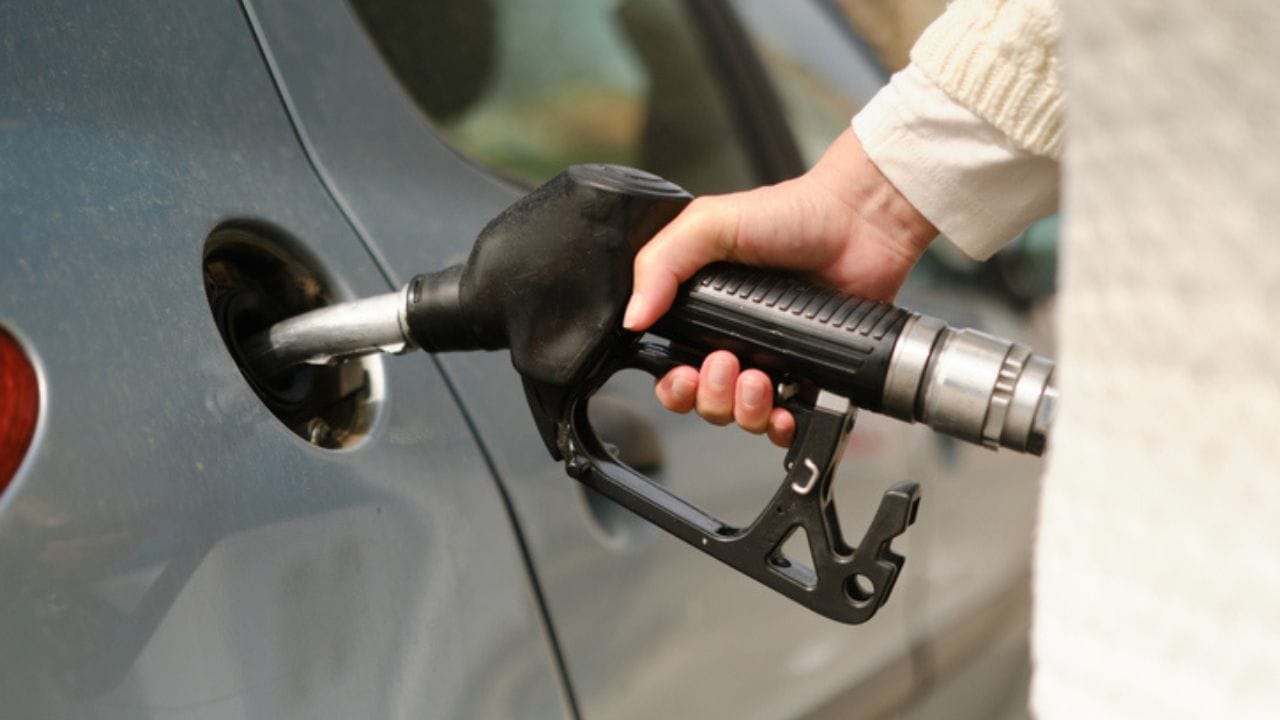 ભારતમાં કેટલા પ્રકારના પેટ્રોલ છે? : ભારતમાં વિવિધ પ્રકારના પેટ્રોલ ઉપલબ્ધ છે. પેટ્રોલના પ્રકારો તેમના ઓક્ટેન નંબર અને તેમાં ઉમેરાતા ઉમેરણોના આધારે અલગ અલગ હોય છે., જે એન્જિનના પ્રદર્શન અને ઇંધણ કાર્યક્ષમતાને અસર કરે છે. નિયમિત પેટ્રોલનો સૌથી વધુ ઉપયોગ થાય છે, જ્યારે પ્રીમિયમ અને વધારાનું પ્રીમિયમ પેટ્રોલ વધુ શક્તિશાળી વાહનો માટે વધુ યોગ્ય છે.