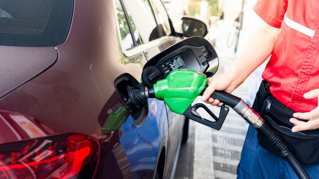 પહેલું નિયમિત પેટ્રોલ છે. આ સૌથી સામાન્ય પેટ્રોલ છે, જેનો ઓક્ટેન નંબર લગભગ 91 છે. તે મોટાભાગના વાહનો માટે યોગ્ય છે અને રોજિંદા ડ્રાઇવિંગમાં સારું પ્રદર્શન આપે છે. તે સસ્તું પણ છે અને દરેક પેટ્રોલ પંપ પર સરળતાથી ઉપલબ્ધ છે, જે તેને સૌથી વધુ ઉપયોગમાં લેવાતું બનાવે છે.