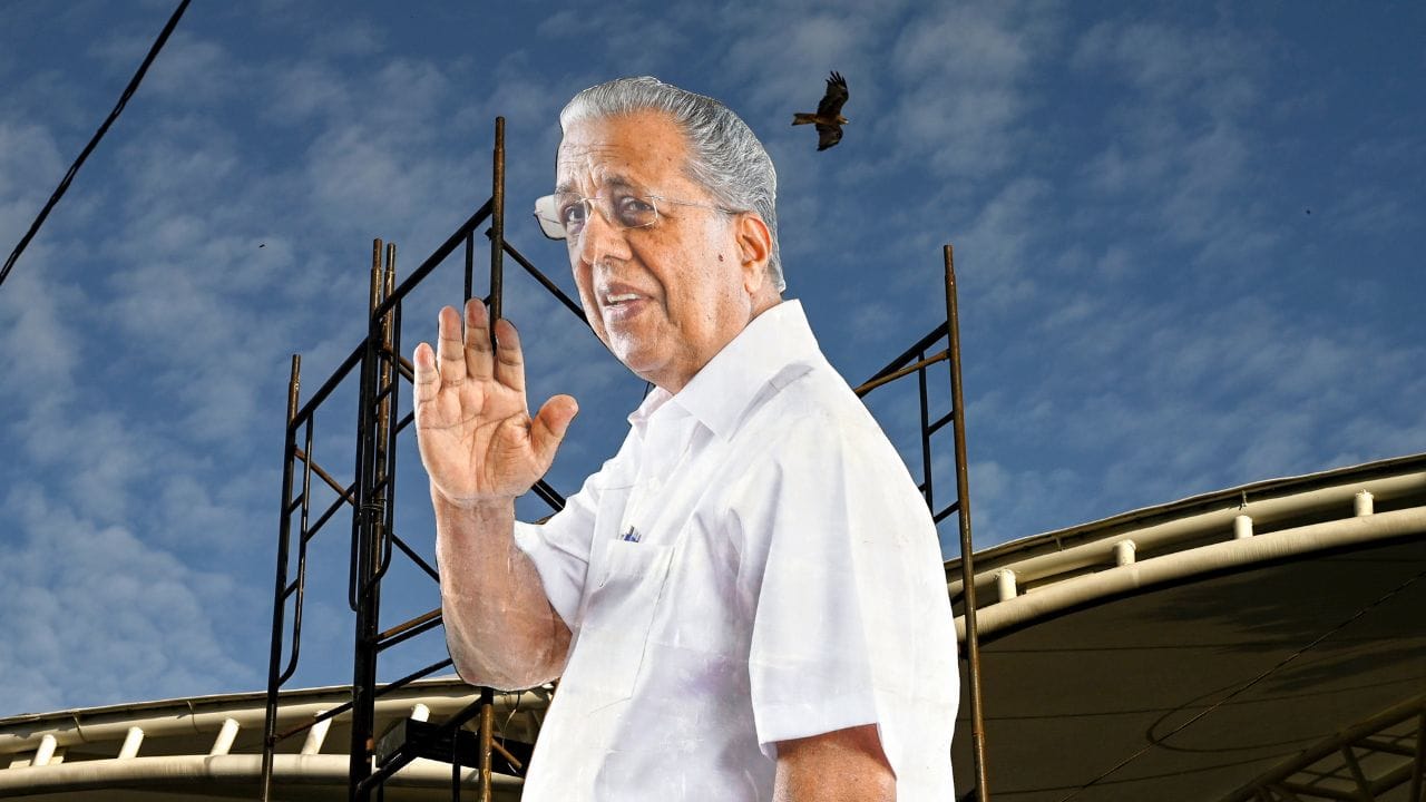 મુખ્યમંત્રીએ તેમના સોગંદનામામાં 4.5 મિલિયનથી વધુની જંગમ સંપત્તિ જાહેર કરી છે. જેમાં વિવિધ બેંકોમાં  અને કન્નુર ઇન્ટરનેશનલ એરપોર્ટ લિમિટેડ સહિત વિવિધ કંપનીઓમાં શેરનો સમાવેશ થાય છે. 