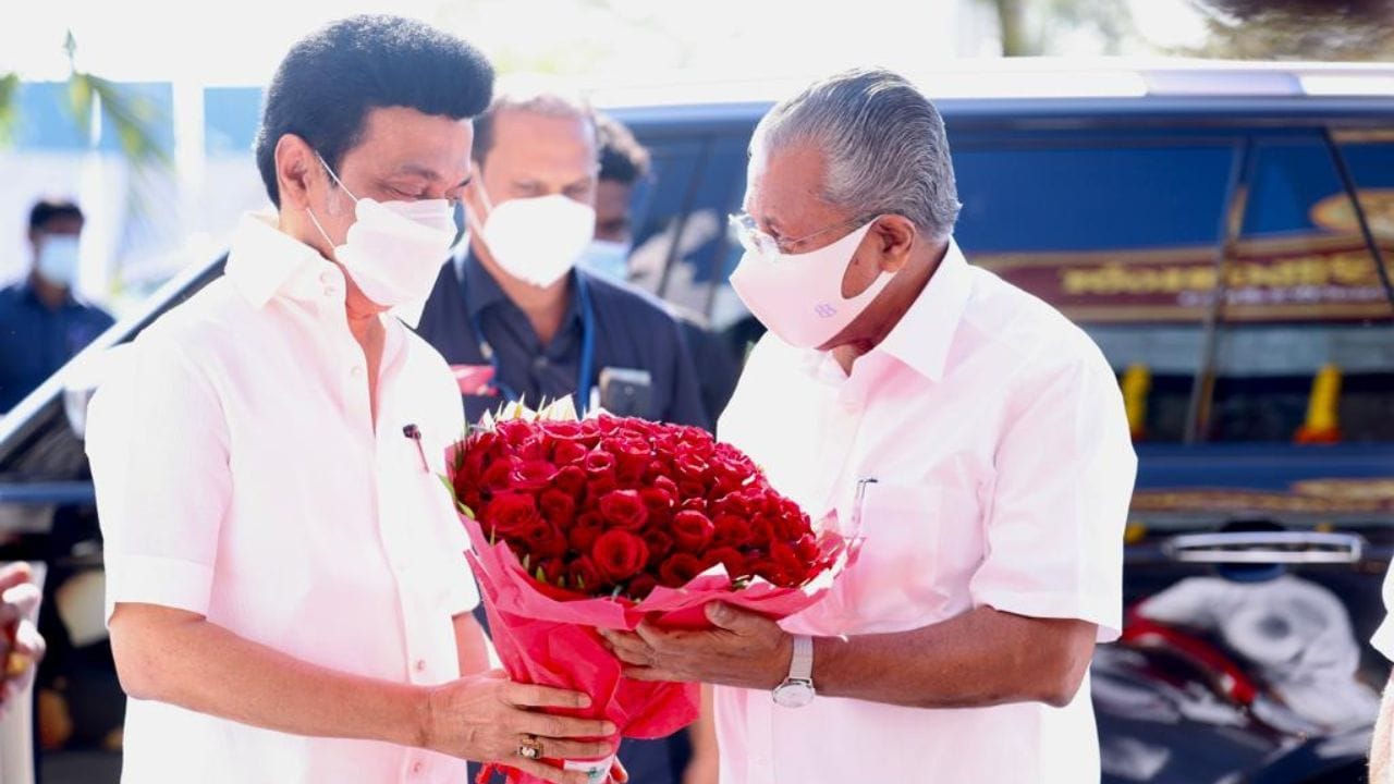  પિનરાઈ વિજયન મરોલી કુરાન અને અલક્કટ્ટ કલ્યાણીના સૌથી નાના પુત્ર હતા. તેઓ કેરળના સૌથી લાંબા સમય સુધી મુખ્યમંત્રી (1998-2015) રહ્યા છે અને સતત બે કાર્યકાળ માટે મુખ્યમંત્રી તરીકે ચૂંટાયેલા પ્રથમ વ્યક્તિ છે.