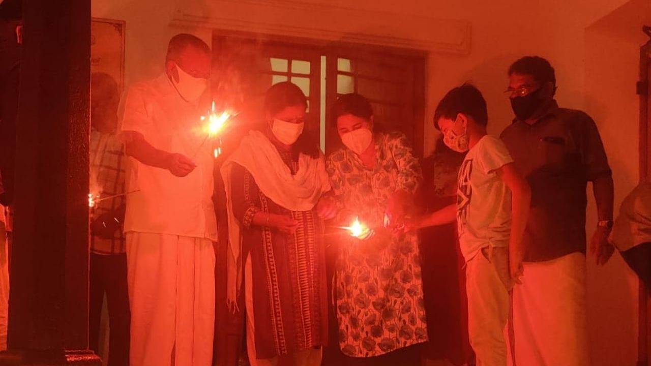  તેમના 14 ભાઈ-બહેનો હતા જેમાંથી ફક્ત ત્રણ જ જીવતા રહ્યા હતા. શાળામાંથી સ્નાતક થયા પછી, તેમણે થાલાસેરીની સરકારી બ્રેનન કોલેજમાં પ્રી-યુનિવર્સિટી કોર્સમાં જોડાતા પહેલા એક વર્ષ સુધી હેન્ડલૂમ વણકર તરીકે કામ કર્યું. ત્યારબાદ, તેમણે તે જ કોલેજમાંથી બી.એ. અર્થશાસ્ત્રની ડિગ્રી મેળવી હતી.  