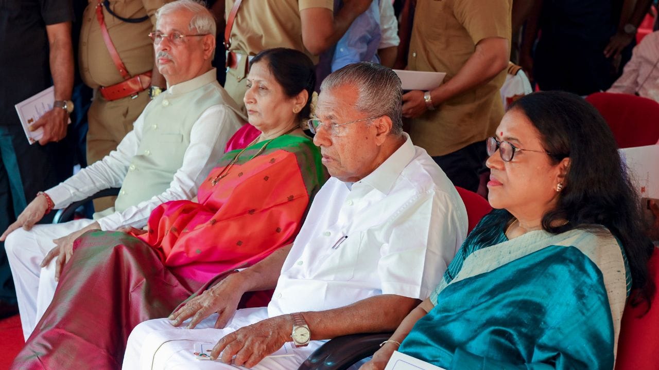 તેમની પત્ની કમલા વિજયન, એક નિવૃત્ત શિક્ષિકા છે. તેમને બે બાળકો છે, પુત્રી વીણા વિજયન જે પી. એ. મોહમ્મદ રિયાસ પરિણીત છે, અને પુત્ર વિવેક કિરણ વિજયન છે. પિનરાઈ વિજયનની પત્નીના નામે 90 લાખથી વધારે સંપત્તિ છે.