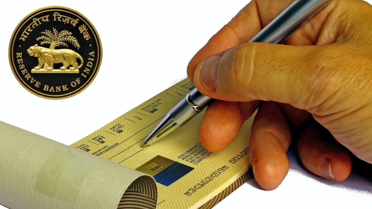 આરબીઆઈના આ વિઝન ડોક્યુમેન્ટમાં RTGS અને NEFT ને વધુ સુલભ બનાવીને 24x7 પેમેન્ટ્સની સુવિધા આપવાનું લક્ષ્ય છે, જેથી મોટી રકમનું ટ્રાન્સફર ક્યારેય અટકે નહીં. આ સાથે જ ભારતીય UPI ને વિશ્વના અન્ય દેશો સાથે જોડવામાં આવશે, જેથી વિદેશમાં પૈસા 'મોકલવા અને મંગાવવા' ખુબ જ સરળ બની જશે. આ યોજનાનો મુખ્ય ઉદ્દેશ્ય ઓછી રોકડવાળી અર્થવ્યવસ્થા બનાવવાનો છે, જેથી લોકો નાના-મોટા દરેક કામ માટે ડિજિટલ પેમેન્ટનો ઉપયોગ કરે અને સિસ્ટમમાં પારદર્શિતા આવે.