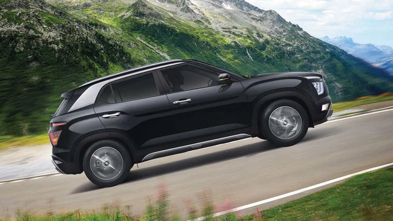 Hyundai Creta  Price: આ હ્યુન્ડાઇ SUV ની કિંમત ₹10.79 લાખ (એક્સ-શોરૂમ) થી શરૂ થાય છે. કારદેખો અનુસાર, આ કાર 17.4 થી 21.8 કિમી સુધીની માઇલેજ આપે છે. (ફોટો: હ્યુન્ડાઇ)