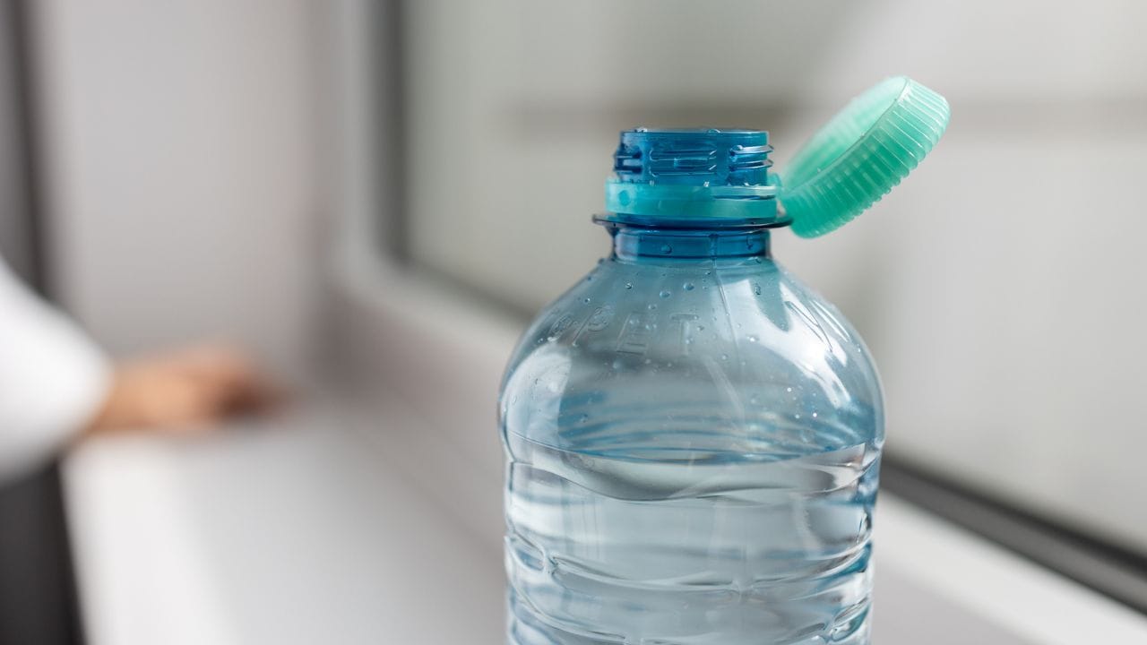 આજકાલ ઓફિસ, યાત્રા કે ઘરમાં પણ લોકો પેકેજ્ડ ડ્રિંકિંગ વોટર, એટલે કે પ્લાસ્ટિકની બોટલમાં બંધ પાણીનો ઉપયોગ મોટા પ્રમાણમાં કરે છે. સ્વચ્છ અને સલામત માનીને ખરીદેલું આ પાણી પણ વાસ્તવમાં એક નિર્ધારિત સમયમર્યાદા સુધી જ સારી ગુણવત્તા જાળવી શકે છે.
લોકો ઘણીવાર માને છે કે પાણી ક્યારેય ખરાબ નથી થતું, પરંતુ સત્ય એ છે કે બોટલમાંનું પાણી પણ એક્સપાયર થાય છે. તેનું કારણ પાણી નથી, પરંતુ તેને રાખતી પ્લાસ્ટિક બોટલ છે, જે સમય સાથે રસાયણિક ફેરફારો સાથે પ્રતિક્રિયા કરે છે. ખોટી રીતે સ્ટોર કરવાથી તેની ગુણવત્તા વધુ ઝડપથી ખરાબ થઈ શકે છે. એટલે જ જાણવું જરૂરી છે કે પ્લાસ્ટિક બોટલમાં વેચાતા પાણી કેટલા સમય સુધી સલામત રહે છે અને કયા મુદ્દાઓનું ધ્યાન રાખવું જોઈએ.