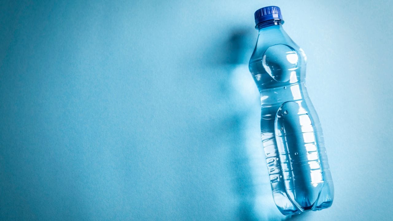 આ સ્થિતિમાં પ્લાસ્ટિકની આણ્વિક રચના નબળી પડે છે અને 'લીચિંગ' (leaching) નામની રાસાયણિક પ્રક્રિયા શરૂ થાય છે, જેમાં પ્લાસ્ટિકમાં રહેલા હાનિકારક રસાયણો પાણીમાં ભળવા લાગે છે. આ ઉપરાંત, સતત ગરમી અને પ્રકાશના સંપર્કથી પાણીમાં બેક્ટેરિયા તેમજ લીલ (algae) થવાનું જોખમ પણ નોંધપાત્ર રીતે વધી જાય છે, જે સ્વાસ્થ્ય માટે ગંભીર જોખમ ઊભું કરી શકે છે.