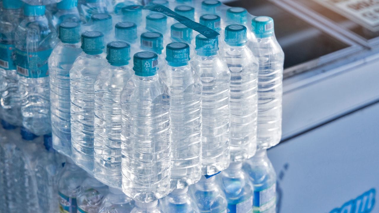 પાણી નહીં, પણ પ્લાસ્ટિક એક્સપાયર થાય છે : વૈજ્ઞાનિક દૃષ્ટિકોણથી જોઈએ તો પાણી પોતે ક્યારેય એક્સપાયર નથી થતું, પરંતુ જે પ્લાસ્ટિકની બોટલમાં તેને સંગ્રહિત કરવામાં આવે છે તેની પોતાની એક નિશ્ચિત આવરદા હોય છે. પેકેજ્ડ પાણી માટે વપરાતી પ્લાસ્ટિકની બોટલની ગુણવત્તા સમય જતાં ઘટવા લાગે છે, જેને કારણે પાણીની સુરક્ષા અને સ્વાદ પ્રભાવિત થાય છે. આ જ કારણે ઉત્પાદકો બોટલ પર એક્સપાયરી ડેટ લખે છે.