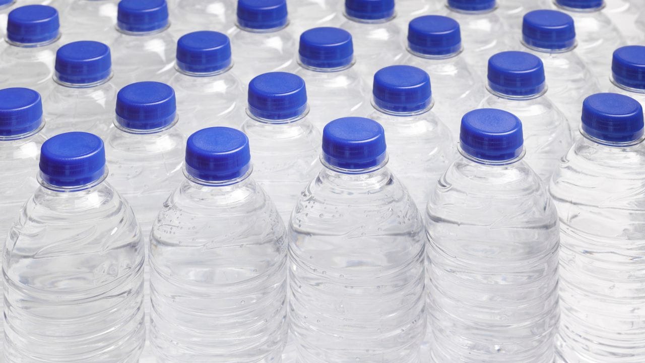 સુરક્ષિત રહેવા માટેની માર્ગદર્શિકા : પ્લાસ્ટિક બોટલમાં રહેલા પાણીના જોખમોથી બચવા માટે નીચે મુજબની સાવચેતી રાખવી આવશ્યક છે, સંગ્રહ કરવાની રીત પાણીની બોટલને હંમેશા ઠંડી, સૂકી અને અંધારી જગ્યાએ સંગ્રહિત કરો. તેને ક્યારેય સીધા સૂર્યપ્રકાશ કે ગરમ વાતાવરણમાં ન રાખો. તારીખની ચકાસણી: કોઈપણ પેકેજ્ડ વોટર ખરીદતા પહેલા તેના પર આપેલી એક્સપાયરી ડેટ હંમેશા તપાસો.