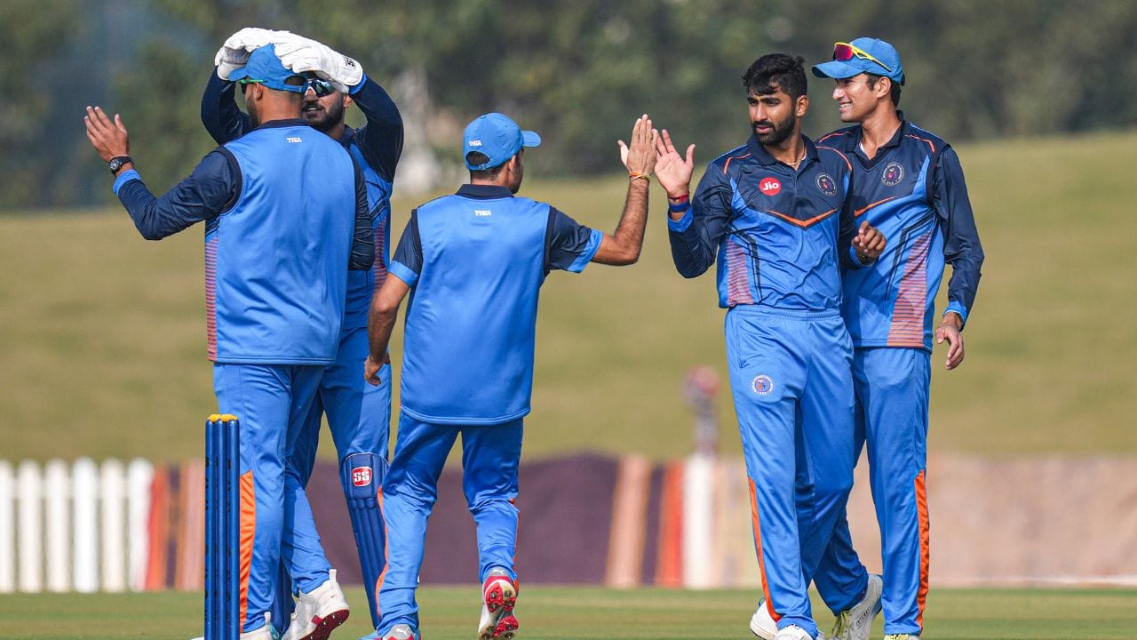  દિલ્હી પ્રીમિયર લીગમાં આર્યની શરૂઆત સારી રહી હતી, તેણે ઓલ્ડ દિલ્હી 6 સામે 30 બોલમાં 57 રન બનાવ્યા હતા. ત્યારબાદ તેણે સેન્ટ્રલ દિલ્હી કિંગ્સ સામે 51 બોલમાં 82 રન બનાવ્યા હતા, જેમાં તેણે સાત છગ્ગા ફટકાર્યા હતા.