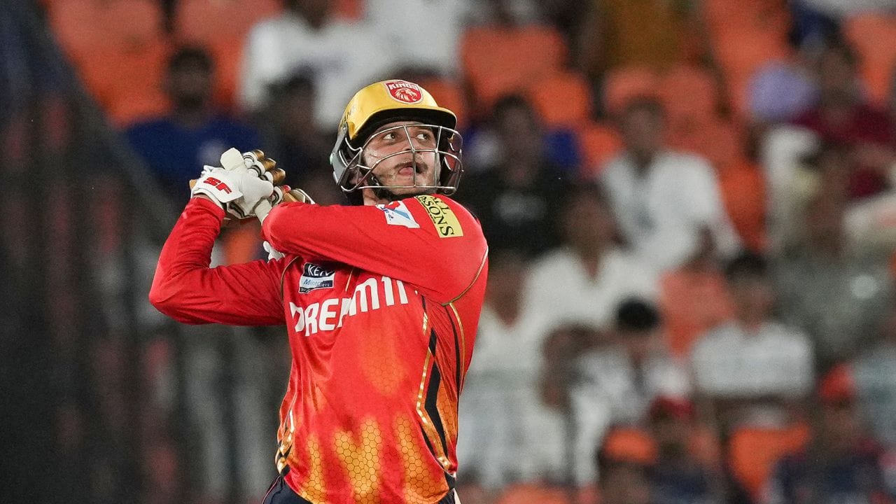 આર્યના પ્રદર્શનથી તેને સૈયદ મુશ્તાક અલી ટ્રોફી માટે દિલ્હી ટીમમાં સ્થાન મળ્યું. તેણે ઉત્તર પ્રદેશ સામે 43 બોલમાં પાંચ ચોગ્ગા અને દસ છગ્ગા સાથે 102 રન બનાવ્યા હતા. 