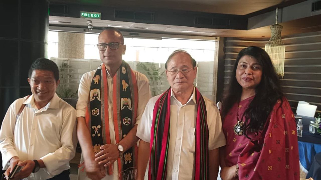 તેઓ 2001 થી 2006 સુધી પ્રથમ તરુણ ગોગોઈની આગેવાની હેઠળની ભારતીય રાષ્ટ્રીય કોંગ્રેસ સરકારમાં રાજ્યમંત્રી હતા.