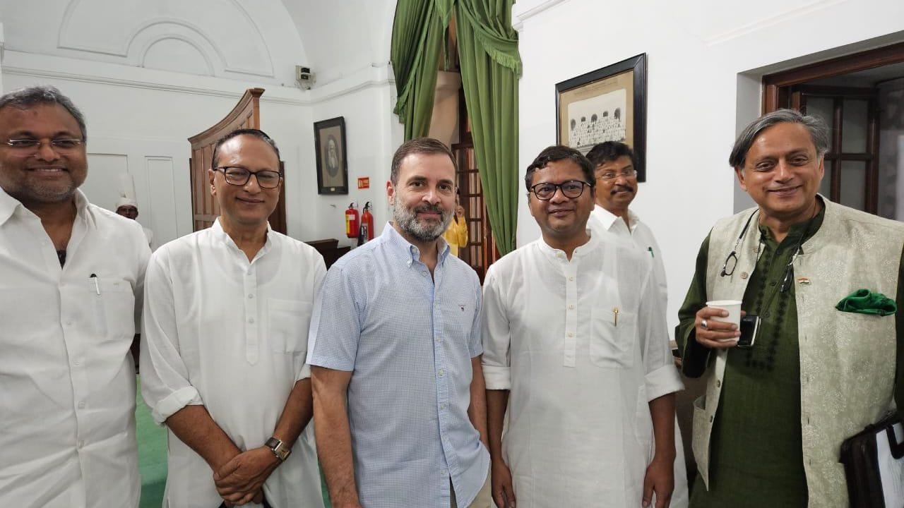  2015ના કેબિનેટ ફેરબદલમાં તેમણે મંત્રી પદ છોડી દીધું, અને ત્યારબાદ તેમને વરિષ્ઠ સરકારી પ્રવક્તા અને મુખ્યમંત્રીના સલાહકાર તરીકે નિયુક્ત કરવામાં આવ્યા હતા.