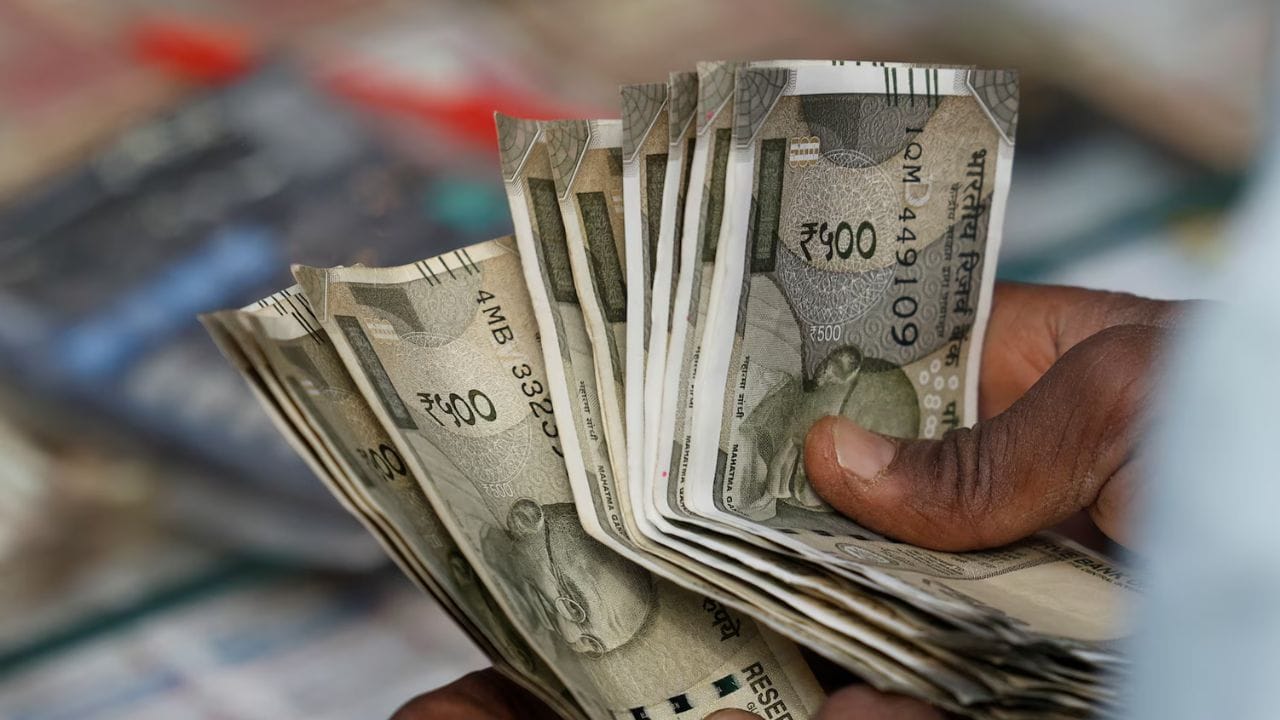 ઘણીવાર, તમારા અથવા તમારા કોઈ પરિચિતના જૂના બેંક ખાતા સમય જતાં નિષ્ક્રિય થઈ જાય છે. લોકો આ તરફ ધ્યાન આપતા નથી, અને તેમના પૈસા ખાતામાં જ રહે છે. જો તમારી અથવા તમારા કોઈ પરિચિતના બેંકમાં દાવો ન કરાયેલા પૈસા હોય, તો તમારે હવે તેને ઉપાડવાની ચિંતા કરવાની જરૂર નથી.(ફોટો ક્રેડિટ-સોશિયલ મીડિયા)